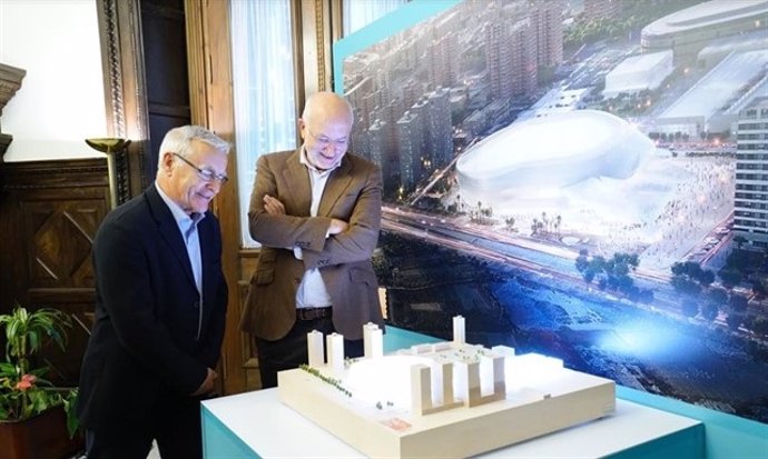 El alcalde de Valncia, Joan Ribó, y el empresario Juan Roig observando, en una imagen de archivo, una maqueta del proyecto del pabellón Arena.