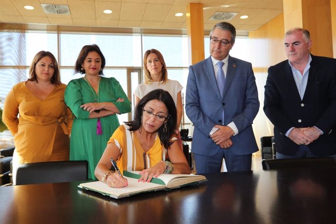 La presidenta del Parlamento de Andalucía, Marta Bosquet, visita la sede de la Diputación de Málaga y firma en el Libro de Honor del organismo provincial
