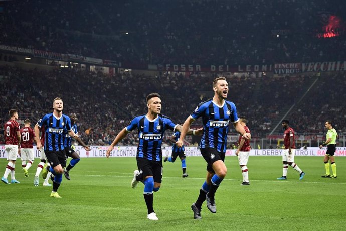 21 September 2019, Italy, Milan: Inter Milan's Marcelo Brozovic (R) celebrates after scoring his side's first goal of the game during the Italian Serie A soccer match between AC Milan and Inter Milan at San Siro Stadium. Photo: Massimo Paolone/Lapresse 