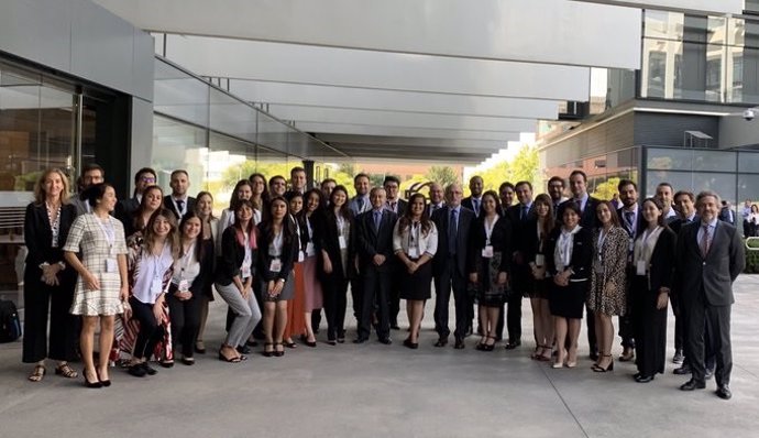 Los jóvenes participantes en la XVI edición del Programa de Jóvenes Líderes Iberoamericanos visitan la sede de Repsol