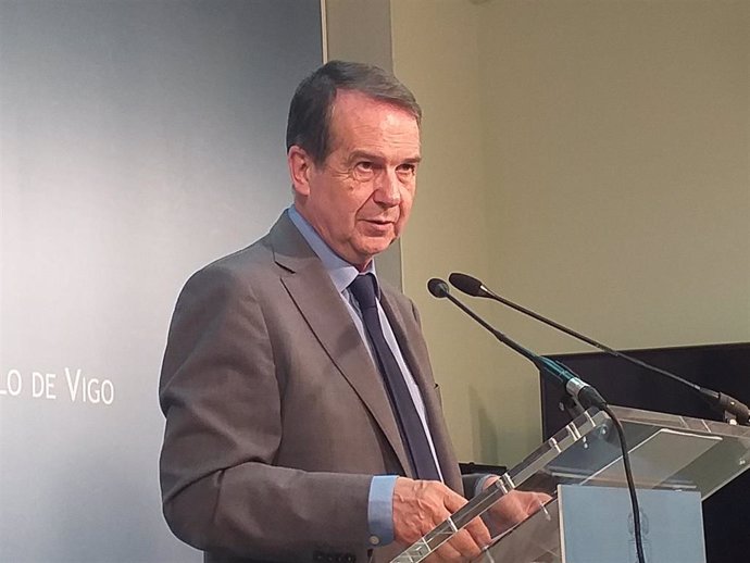 Abel Caballero, alcalde de Vigo y presidente de la FEMP, en rueda de prensa.