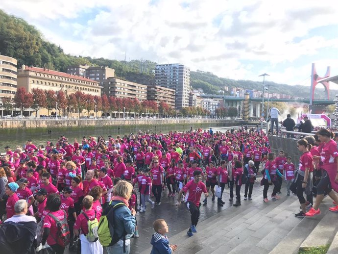 Participantes  en una edición anterior de la carrera solidaria organizada por Acambi para apoyar la investigación contra el cáncer de mama  