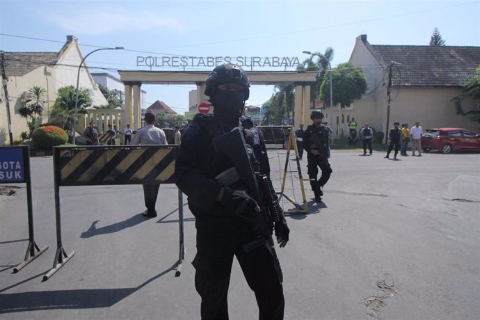 Un policía tras un atentado suicida contra una comisaría en Surabaya, Indonesia
