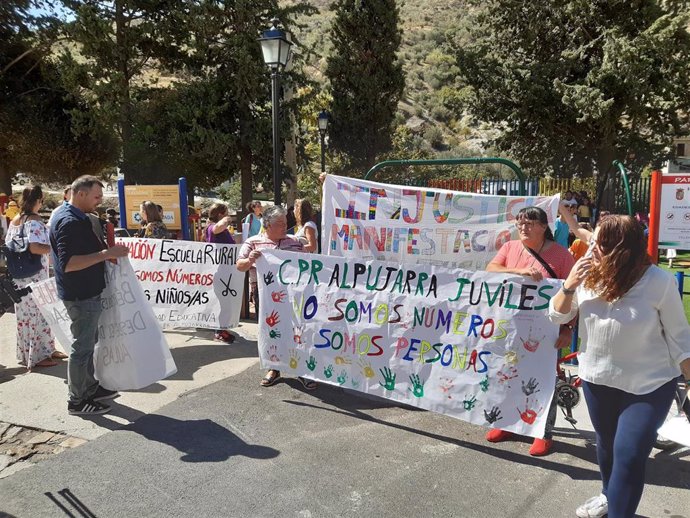 Protesta en Torvizcón contra el cierre de unidades en la Alpujarra granadina