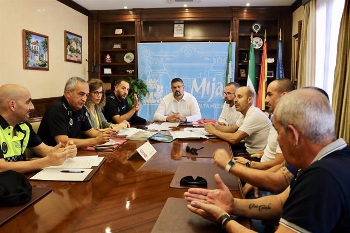 Reunión entre el Ayuntamiento, Policía Local de Mijas y taxis sobre los VTC