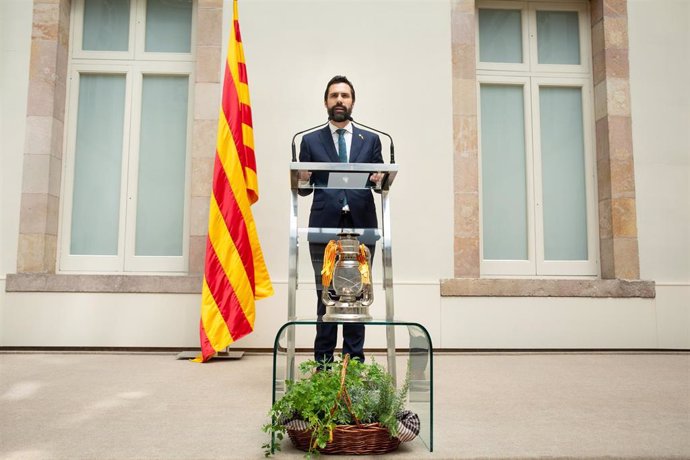 El presidente del Parlament catalán, Roger Torrent, interviene en el acto de llegada de la Flama del Canigó a la institución.