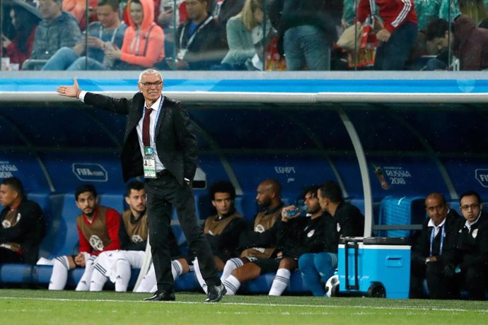 Saint Petersburg, 19-06-2018 , World Cup 2018 , Saint Petersburg Stadium. Egypt-coach Hector Cuper giving instructions from the sideline during the match Russia - Egypt (3-1)