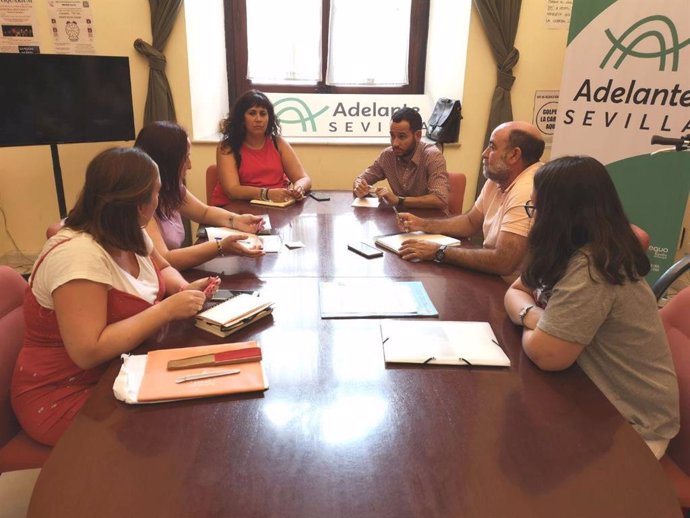 Heredia y González rojas se reúnen con trabajadores de los talleres de distrito