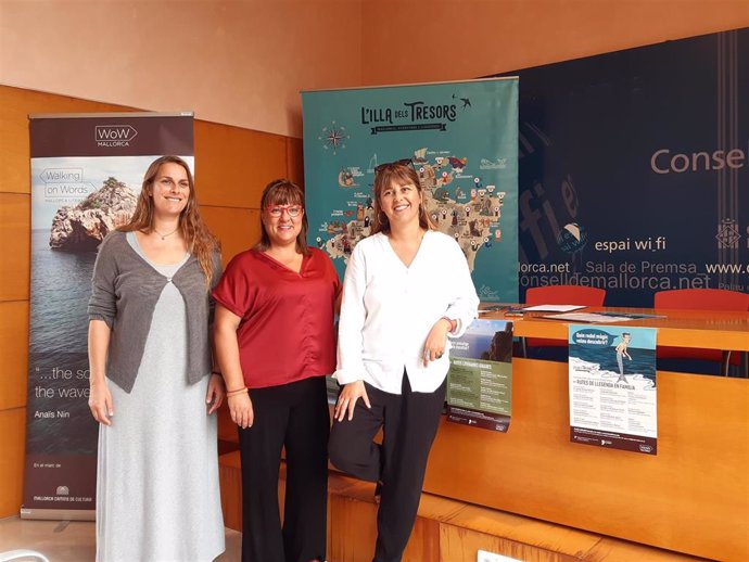 La directora insular de Cultura, Maria Pastor, la vicepresidenta del Consell,  Bel Busquets i la directora de la Fundació Mallorca Literaria Carme Castells.