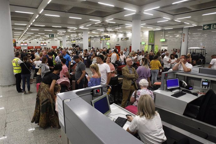 Varios turistas hacen cola frente a los mostradores de la compañía Thomas Cook en el aeropuerto de Palma de Mallorca (Baleares), horas después de que la compañía británica anunciase su quiebra, a 23 de septiembre de 2019.
