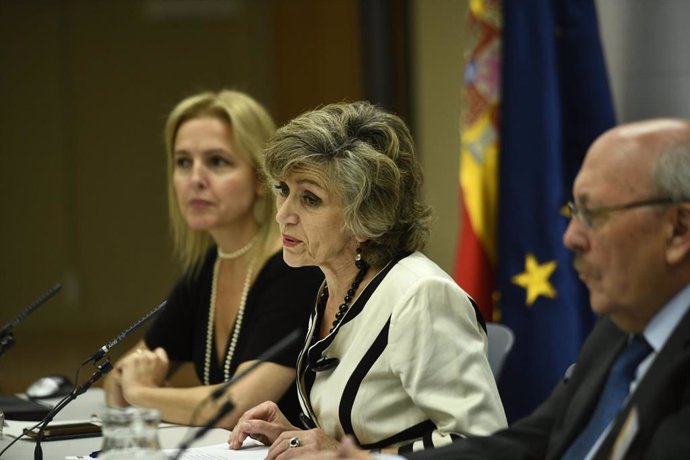 (I-D)  La directora de la Organización Nacional de Trasplantes, Beatriz Domínguez-Gil; la ministra de Sanidad, Consumo y Bienestar Social en funciones, Maria Luisa Carcedo durante su intervención y el director del registro español de donantes de médula 