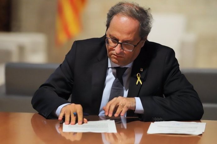 El presidente de la Generalitat, Quim Torra, recibe el requerimiento del TSJC para retirar la pancarta con lazo del Palau de la Generalitat