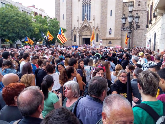 La concentración a las puertas del Ayuntamiento de Sabadel