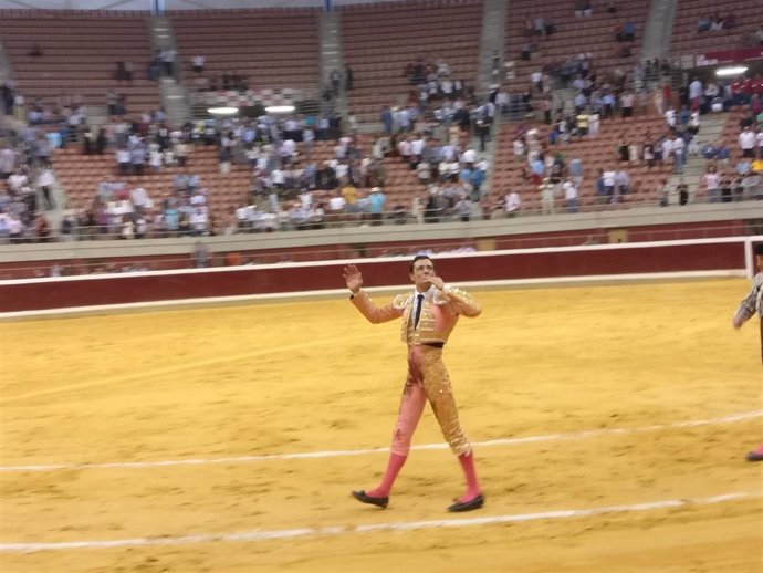 El torero Paco Ureña da la vuelta al ruedo de La Ribera tras cortar dos orejas al sexto