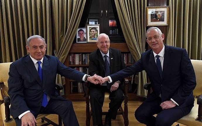 Benny Gantz y Benjamin Netanyahu se estrechan las manos en la residencia oficial del presidente israelí, Reuven Rivlin