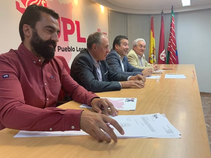 El Consejo General de Unión del Pueblo Leonés ha estado presidido por el Secretario General del partido, Luis Mariano Santos.