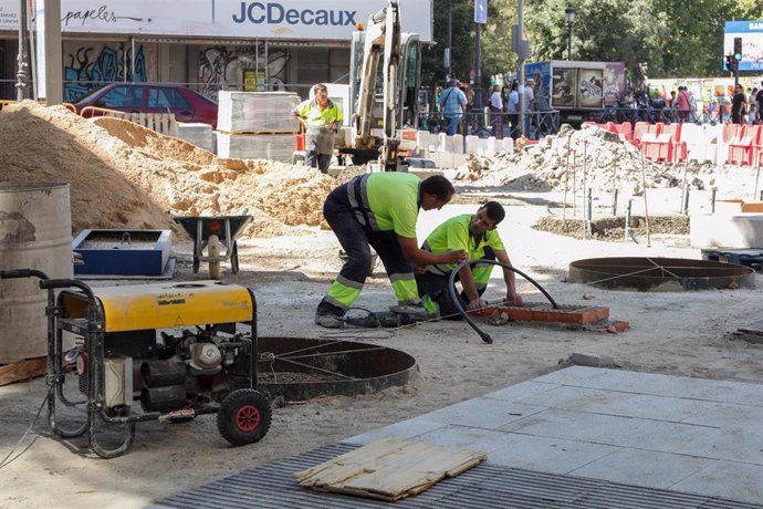 Dos obreros trabajan en una obra en el centro de Madrid.