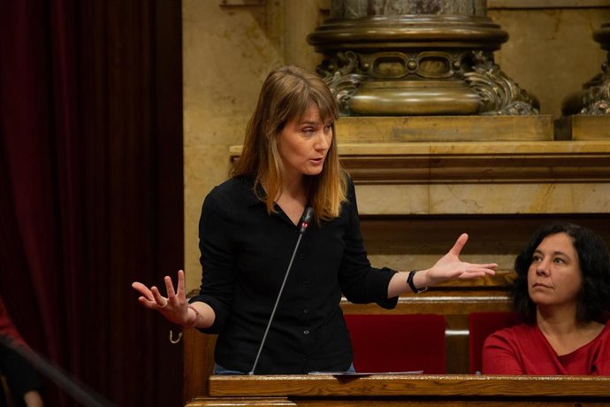 La líder dels comuns al Parlament, Jéssica Albiach, intervé des del seu escó en una sessió plenria al Parlament de Catalunya.