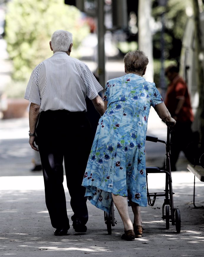 Una pareja de pensionistas (imagen de archivo)