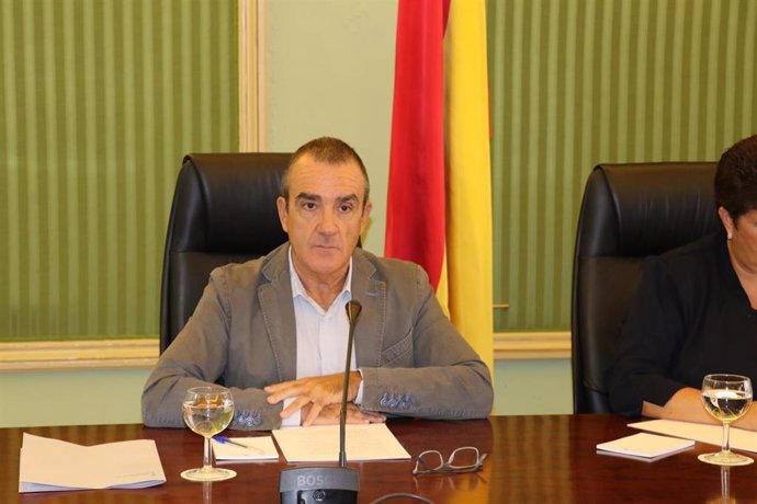 El vicepresidente y conseller de Transición Energética y Sectores Productivos, Juan Pedro Yllanes, en la Comisión de Economía del Parlament.
