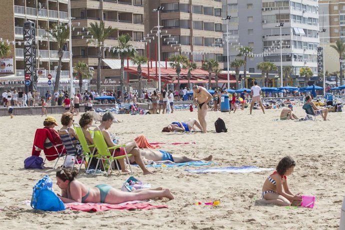 Imagen de una playa de Benidorm en Semana Santa