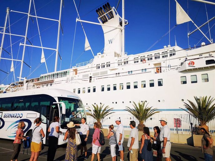 Turistas en el puerto de Almería, en una imagen de archivo.