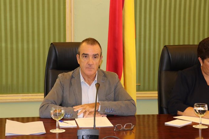 El vicepresident i conseller de Transició Energtica i Sectors Productius, Juan Pedro Yllanes, en la Comissió d'Economia del Parlament.