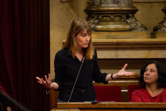 La líder dels comuns al Parlament, Jéssica Albiach, intervé donis del seu escó en una sessió plenria al Parlament de Catalunya.