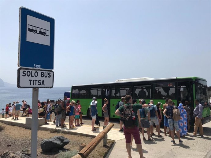 Un grupo de pasajeros hacen cola para subir a la guagua que cubre la línea Buenavista-Punta de Teno