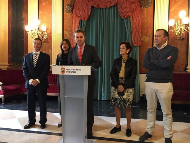 De izquierda a derecha: César Barriada, Carolina Blasco, Javier Lacalle, Maribel Bringas y José Antonio Antón. Todos concejales del PP en el Ayuntamiento de Burgos.
