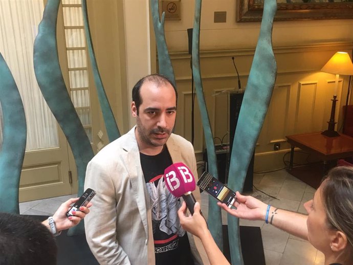 El Secretario de Organización de Podemos y diputado, Alejandro López, ante los periodistas.