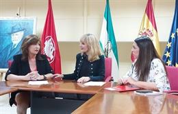 Imagen de la firma del convenio de colaboración entre Mar Cambrollé (ATA-Sylvia Rivera) y Carmen Castilla (UGT-A).