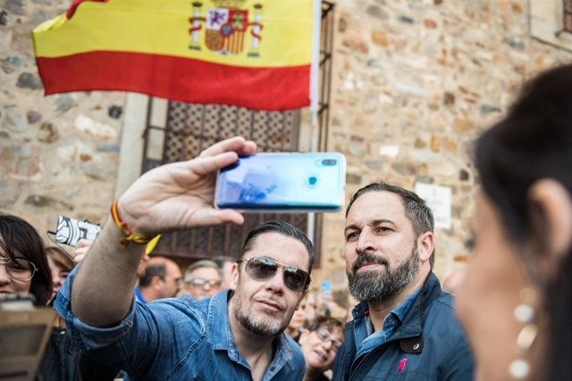 Santiago Abascal participa en un mitín electoral de Vox en Cáceres