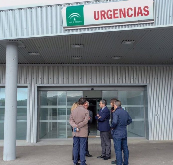El alcalde de Vejer en las puertas de Urgencias del Hospital de La Janda