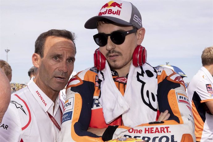 Alberto Pugi charla con Jorge Lorenzo