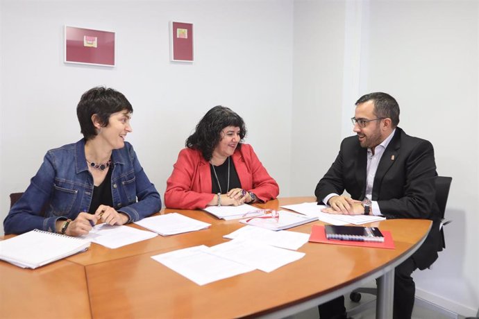 Javier Remírez, durante la reunión de trabajo con la subdirectora del INAI, Nerea Álvarez, y la directora gerente, Eva Istúriz