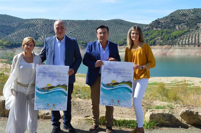 Antonio Ruiz (izda.) presenta el cartel por el 50 aniversario del pantano de Iznájar