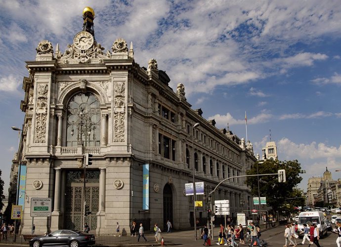 Faana de l'edifici del Banc d'Espanya situada en la confluncia del Passeig del Prado i el madrileny carrer d'Alcalá.