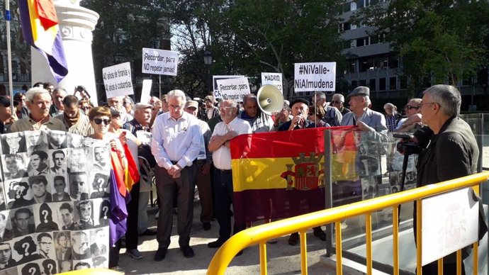 Collectius de la campanya #NiValleniAlmudena es concentren enfront del Tribunal Suprem