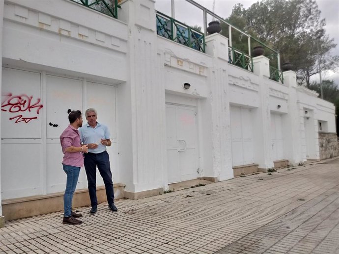 José María Fuentes-Pila, portavoz del PRC de Santander, y Vicente Nieto, concejal del PRC, en el edificio Rema en El Sardinero