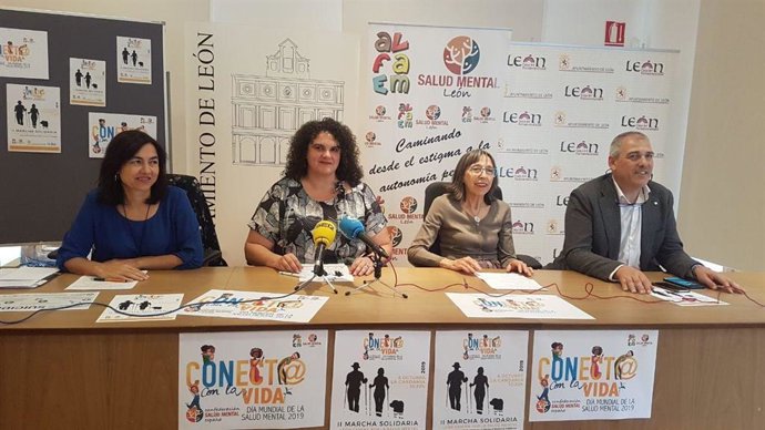 La concejal de Bienestar Social, Vera López; el concejal de Movilidad y Deportes, Vicente Canuria; la presidenta de ALFAEM Salud Mental León, Laura de la Torre Fernández, y la directora gerente de ALFAEM Salud Mental León, Rosa María Conde Roldán.