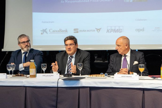 El presidente de la AIReF, Jesús Escrivá, en el centro, en los desayunos de Navarra Capital