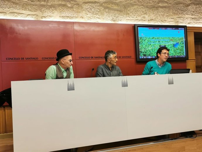 De izquierda a derecha: el vocalista de Immaculate Fools, Kevin Weatherill, el concejal de Medio Rural de Santiago, José Manuel Pichel, y el director de la feria Ficrural, Aser Álvarez, en rueda de prensa.