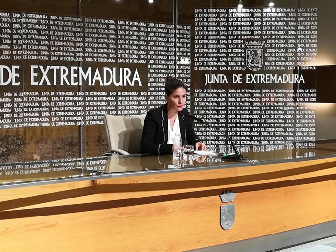 Isabel Gil Rosiña en rueda de prensa sobre la reforma del Estatuto de Autonomía extremeño