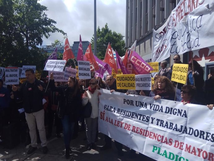 Protesta de trabajadores y familiares de residentes de mayores