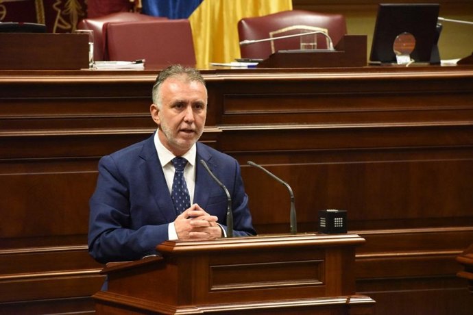 El presidente de Canarias, Ángel Víctor Torres, interviene desde la tribuna en el Parlamento de Canarias