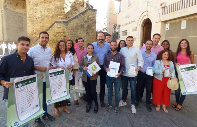 Molina y Rodríguez (centro) durante la recogida de firmas en Córdoba.
