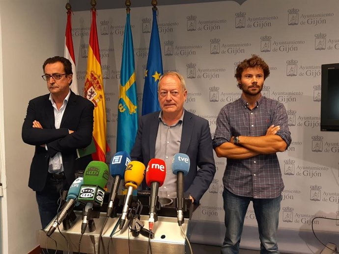 El concejal de Medio Ambiente de Gijón, Aurelio Martín, junto a responsables municipales de este área, en rueda de prensa en el Consistorio