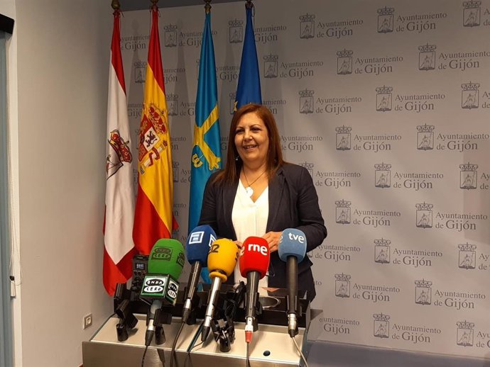 La portavoz de la Junta de Gobierno de Gijón y concejala de Hacienda, Marina Pineda, en rueda de prensa en el Consistorio