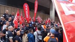 Concentración ante las puertas de los juzgados de A Coruña en apoyo a los sindicalistas imputados por su participación en una protesta de Alcoa en Madrid